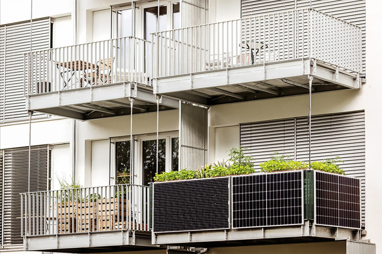 Balkon­kraftwerk bei Schramm & Lorenz GmbH in Breitenbrunn OT Antonsthal